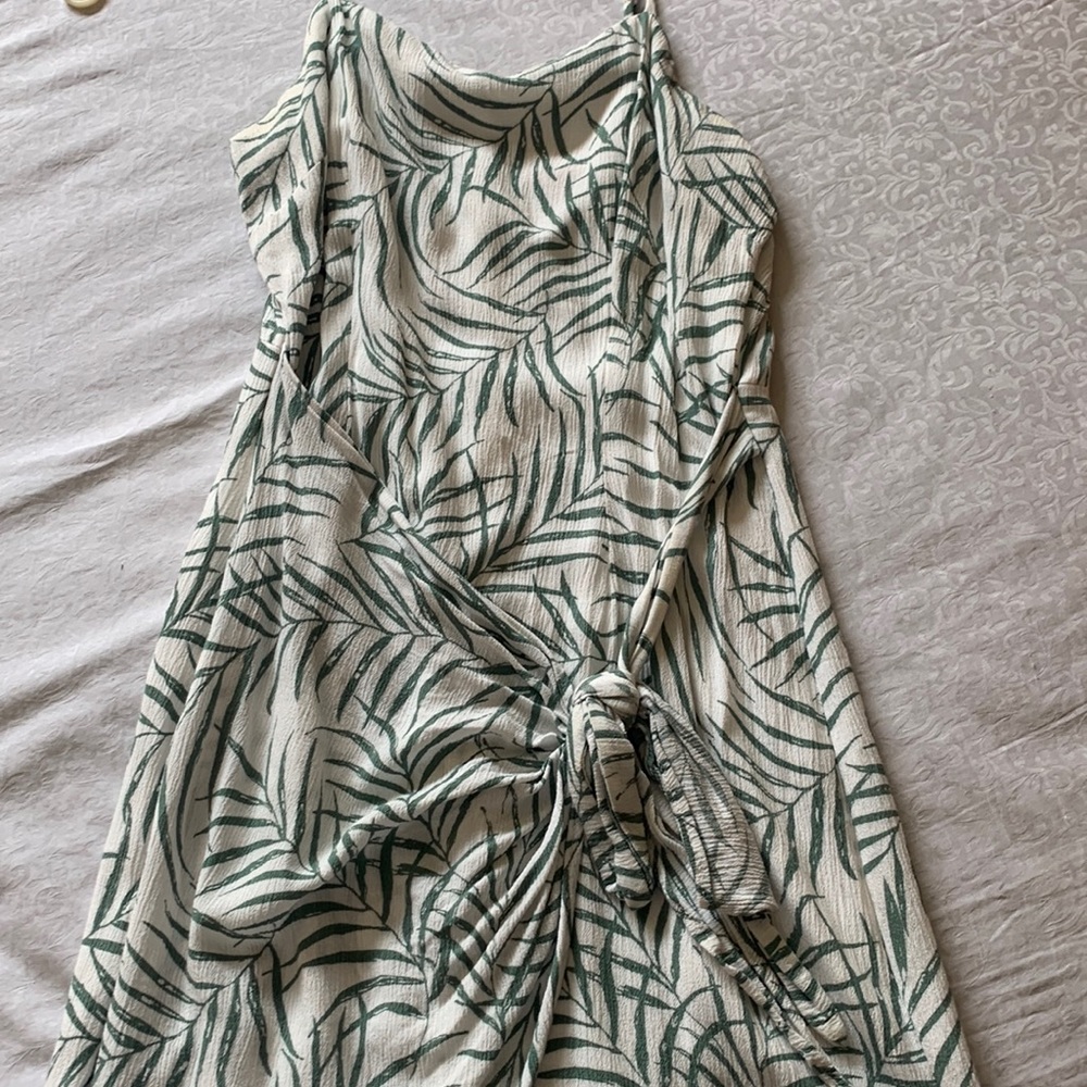 Cute by daisy, large, white and green with leaf pattern